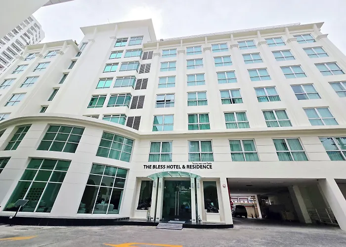 Hotel familiar: The Bless Hotel And Residence